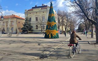 Slika dana: NOVOGODIŠNJI UKRASI I DANAS SU U CENTRU ZAJEČARA