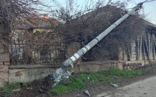 Slika dana: VOZILO PRESEKLO BETONSKU BANDERU