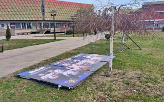 Slika dana: REKLAMNI PANO – NA ZEMLJI!