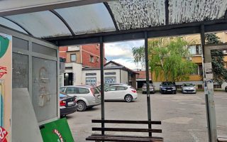 Slika dana: NOVO STAJALIŠTE – STAKLA NIGDE!