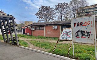 Slika dana: RUGLO NA ULAZU U GRADSKI PARK