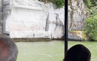 Slika dana: TRAJANOVA TABLA PRIVLAČI TURISTE CELOG SVETA