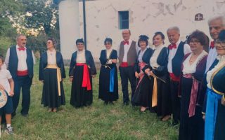 Slika dana: PENZIONERI ZAIGRALI NA NARODNOM SABORU